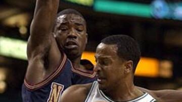 <b>PIEZA BÁSICA. </B>Bremer será el anotador que buscaba Unicaja. En la imagen, el jugador con la camiseta de los Celtics defendido por Mutombo.