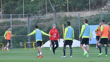 Enrique Mart&iacute;n en un entrenamiento del N&agrave;stic