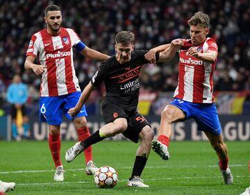 Alexis Saelemaekers entre Koke y Marcos Llorente.