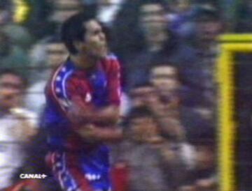 1-11-97. El Barça gana 2-3 en el Bernabéu. Giovanni mete el gol decisivo en el minuto 79 y brinda a los aficionados madridistas unas cuantas 'peinetas'.