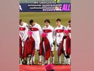 En el partido contra Islandia por la Nations League, los jugadores turcos ofrecieron sus chaquetas a los niños durante los himnos para que no sintieran frío. Este gesto conmovedor se volvió viral.