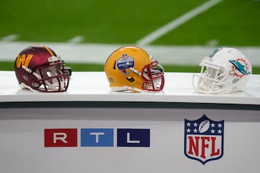 Cascos en la imagen previos al partido de la NFL entre los Miami Dolphins y los Washington Commanders en el Estadio Santiago Bernabéu.