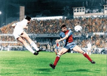 El Real Madrid venció 3-1 en el global de la final de la UEFA al Videotón húngaro. En la imagen el gol 0-2 de Santillana.