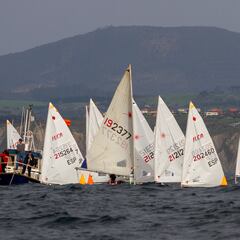 El Trofeo José Luis Azqueta congrega en el Abra a un centenar de regatistas