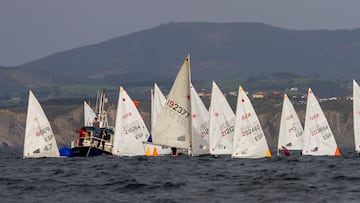 El Trofeo José Luis Azqueta congrega en el Abra a un centenar de regatistas