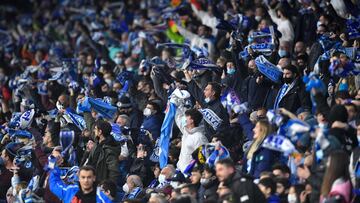 Espanyol supporters cheer from the stands during the Spanish league football match between RCD Espanyol and FC Barcelona at the RCDE Stadium in Cornella de Llobregat on February 13, 2022. (Photo by Pau BARRENA / AFP)
SEGUIDORES
PUBLICADA 14/02/22 N