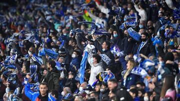 Espanyol supporters cheer from the stands during the Spanish league football match between RCD Espanyol and FC Barcelona at&nbsp;the RCDE Stadium in Cornella de Llobregat on February 13, 2022. (Photo by Pau BARRENA / AFP)
 SEGUIDORES
 PUBLICADA 14/02/22 N