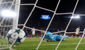 El delantero francés del Sevilla Ben Yedder anota de penalti el tercer gol para el Sevilla ante el Maribor