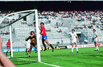 Ya en la Eurocopa, España se tuvo que enfrentar a Bélgica, Inglaterra y los infitriones, Italia.  Los belgas dieron la campanada y se clasificaron para la final.
Ante los belgas, España jugó mal y no mereció ganar. España estaba rota físicamente y acabó perdiendo 2-1.