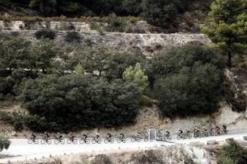 El pelotón durante la vigésima etapa entre Benidorm y el alto de Aitana.