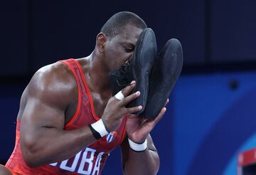 Mijaín López Núñez de Cuba besa su calzado tras ganar oro en la lucha Grecorromana masculina en los 130kg tras derrotar a Yasmani Acosta Fernández de Chile - Champ-de-Mars Arena, París, Francia - 06 de agosto de 2024. REUTERS/Kim Kyung-Hoon. REUTERS/Kim Kyung-Hoon