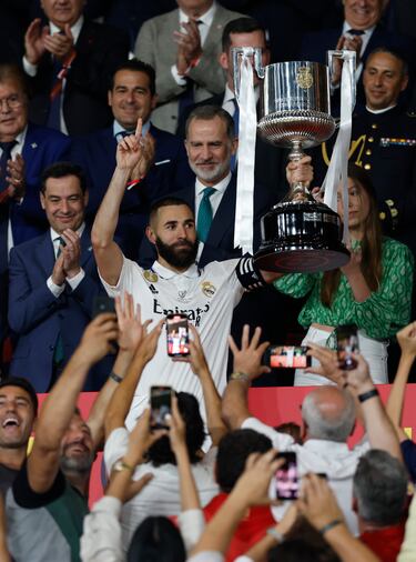 Benzema, como capitán del Real Madrid, recoge la Copa.