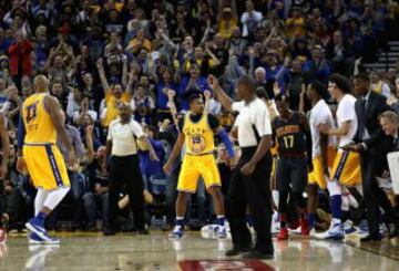 Leandro Barbosa celebra con sus compañeros su canasta.