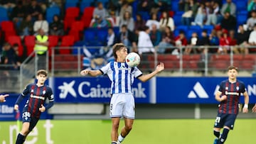 Mikel Rodríguez controla un balón en el partido contra el Eibar de la primera vuelta en Ipurua.