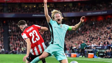Soccer Football - UEFA Champions League - Athletic Bilbao v Sporting CP - San Mames, Bilbao, Spain - January 28, 2026 Athletic Bilbao's Robert Navarro in action with Sporting CP's Morten Hjulmand REUTERS/Nacho Doce