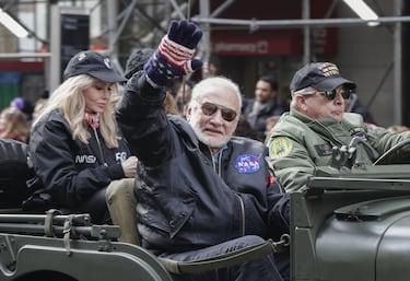 Buzz Aldrin nació el 20 de enero de 1930 en Glen Ridge, Nueva Jersey (EE.UU.). 

Fue el segundo ser humano en pisar la Luna, como piloto del módulo lunar del Apolo 11 en 1969, junto a Neil Armstrong. Antes, combatió en la Guerra de Corea como piloto de la Fuerza Aérea y obtuvo un doctorado en Astronáutica en el MIT. Tras dejar la NASA, se dedicó a promover la exploración espacial y escribió varios libros.

En 2023 se casó por cuarta vez, a los 93 años, con Anca Faur. En octubre de 2025 ella falleció por un cáncer raro, lo que ha supuesto un duro golpe para él. A pesar de su edad, se mantiene lúcido y activo en redes sociales y eventos públicos.