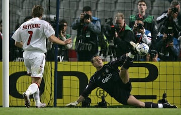 El portero polaco es una leyenda red al detener 2 penaltis en la tanda en la final contra el Milan, uno a Pirlo y otro a Shevchenko. Tras perder la titularidad en detrimento de Pepe Reina el polaco hizo las maletas rumbo a Madrid donde estuvo cuatro temporadas antes de reitrarse en 2011.