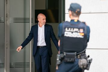 El expresidente de la Real Federación Española de Fútbol (RFEF), Luis Rubiales, sale de declarar de la Audiencia Naciona.