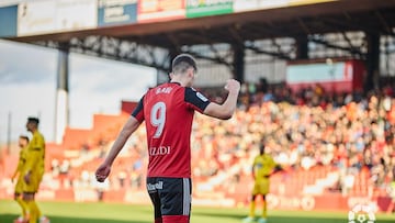 Raúl celebra el primer gol del Mirandés ante el Lugo.