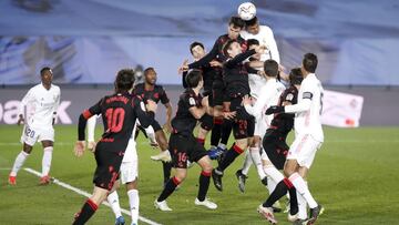 Casemiro remata a puerta en una jugada ante la Real Sociedad.
