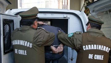 Valparaiso, 4 de mayo de 2015.
 En la segunda comisaria de Carabineros, se dio cuenta de la detencion de un sujeto pr&oacute;fugo de la justicia desde el 2013, identificado con las iniciales M.A.C. de 21 a&ntilde;os, buscado por su responsabilidad en un hecho delictual, en donde el sujeto baleo a un joven al interior de un microb&uacute;s de locomoci&oacute;n colectiva. 
 Jonathan Mancilla/AtonChile.