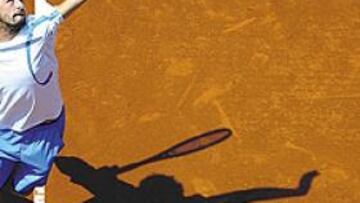 <b>SAQUE GANADOR</b>. El francés Olivier Patience doblegó ayer al italiano Sanguinetti en la segunda ronda.