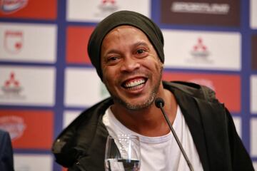 Ronaldinho se encuentra en Bogotá para disputar un partido entre Santa Fe y Atlético Nacional. El brasileño dio una rueda de prensa junto al presidente del equipo 'Cardenal' Eduardo Méndez.