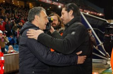 Saludo entre Simeone y Caparrós.