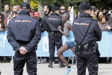 La seguridad del Maratón de Madrid estuvo patente a lo largo de todo el recorrido.