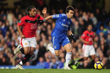 Deco jugó en el Chelsea tras despuntar en el Porto y Barça. El mediapunta portugués llegó a Londres por 10 millones de euros, donde estuvo dos temporadas y logró, entre otros títulos nacionales, una Premier League. En 2010, Deco decidió volver a Brasil y fichó por el Fluminense, en el que se retiró en 2013 tras cuatro temporadas en el equipo brasileño.