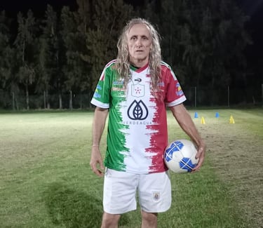 Robert Carmona, el futbolista que desafía al tiempo: “No voy a permitir que nadie me retire”