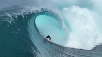 El surfista Billy Kemper surfeando una ola gigante en forma de tubo en Jaws (Pe'ahi, Maui, Hawái, Estados Unidos) el 11 de enero del 2023.