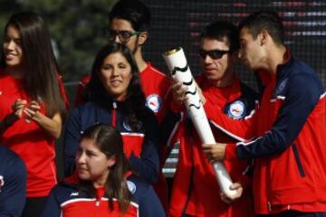 Massú y González entregan la llama olímpica