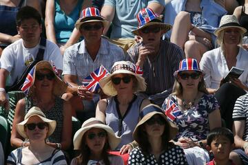 Varios espectadores lucen sombreros con la bandera británica.