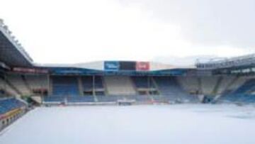 <b>MENDIZORROZA BLANCO.</b> Este es el aspecto que presentaba ayer el campo del Alavés. Mañana debería
disputarse el partido frente al Getafe, pero si las condiciones no mejoran, será difícil. El Instituto
Nacional de Meteorología prevé más nieve para hoy en Álava, con un espesor de hasta 25 centímetros.