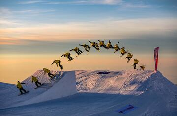 Sesión de saltos al atardecer en el Snowpark Sulayr, en Sierra Nevada, durante el Día de Andalucía 2019.