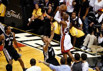 Dos equipos tremendos (los Heat del Big Three y los Spurs de Popovich) y un desenlace increíble, el del triple milagroso de Ray Allen para forzar el séptimo partido. Los Spurs tenían el título en la mano en el sexto partido: diez arriba en el inicio del último cuarto y cuatro con dos tiros libres para Ginóbili a falta de 37 segundos. Pero el argentino falló uno de sus tiros, LeBron metió un triple y Kawhi Leonard perdonó otro lanzamiento de personal que valía medio campeonato. Con 92-95, LeBron no acertó desde la línea de tres pero los Spurs no cerraron el rebote y Chris Bosh lo mandó a la esquina, donde Allen empató con un tiro histórico. Los Heat no fallaron en la prórroga ni después en el séptimo partido, en el que LeBron sumó 37 puntos.