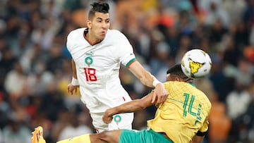 Morocco's Jawad El Yamiq (L) heads the ball away from South Africa's Mothobi Mvala (R) during the second leg of the 2023 Africa Cup of Nations (CHAN) Group K qualifier match between South Africa and Morocco at the FNB Stadium in Johannesburg on June 17, 2023. (Photo by Phill Magakoe / AFP)