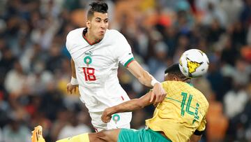 Morocco's Jawad El Yamiq (L) heads the ball away from South Africa's Mothobi Mvala (R) during the second leg of the 2023 Africa Cup of Nations (CHAN) Group K qualifier match between South Africa and Morocco at the FNB Stadium in Johannesburg on June 17, 2023. (Photo by Phill Magakoe / AFP)