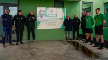 Manolo Higuera, acompañado por los entrenadores y capitanes del Racing y Rayo Cantabria, durante el homenaje previo al entrenamiento.