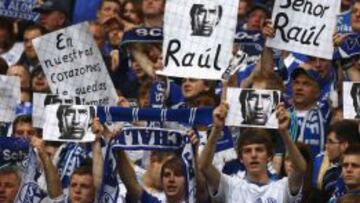 La afición del Schalke homenajeó dos veces a Raúl.