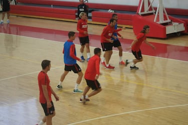 La lluvia condenó al Atlético a entrenar en cancha de básquet