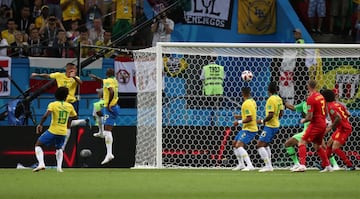 0-1. Fernandinho marcó en propia puerta el primer gol belga.