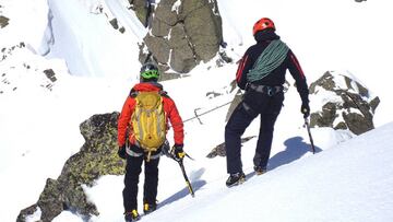 Imagen de un gu&iacute;a junto a un cliente durante una ascensi&oacute;n de alta monta&ntilde;a.