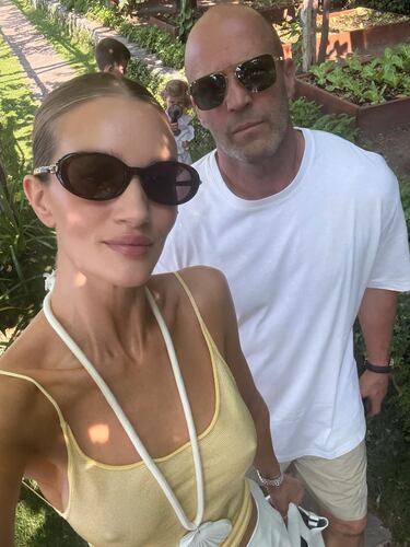 Vinicius Jr hits the beach with friends: the rich and famous on vacation