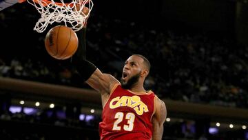 NEW YORK, NY - DECEMBER 07: LeBron James #23 of the Cleveland Cavaliers dunks in the second quarter against the New York Knicks at Madison Square Garden on December 7, 2016 in New York City. NOTE TO USER: User expressly acknowledges and agrees that, by downloading and or using this Photograph, user is consenting to the terms and conditions of the Getty Images License Agreement Elsa/Getty Images/AFP
== FOR NEWSPAPERS, INTERNET, TELCOS & TELEVISION USE ONLY ==