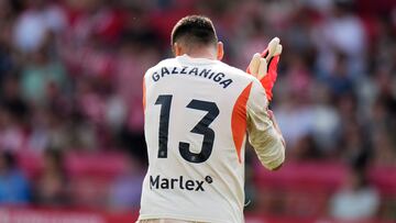GIRONA, 06/10/2024.- El guardameta del Girona, Paulo Gazzaniga, durante el partido de LaLiga disputado ante el Girona este domingo en el estadio de Montilivi. EFE/ Siu Wu