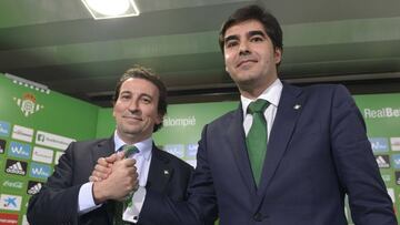 El presidente del Betis Ángel Haro y el vicepresidente José Miguel López Catalán durante la rueda de prensa.