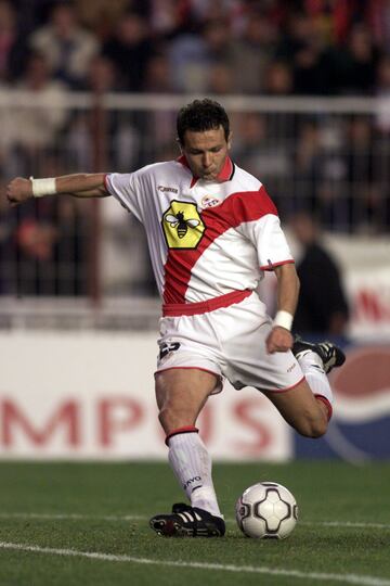Fich¨® por el Real Madrid en 1999 donde solo jug¨® una temporada, las lesiones marcaron su paso por el club blanco. Lleg¨® al Rayo Vallecano en calidad de cedido la temporada 2001-02.