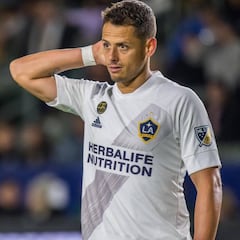 Chicharito Hernández is seeing limping in Los Angeles airport
